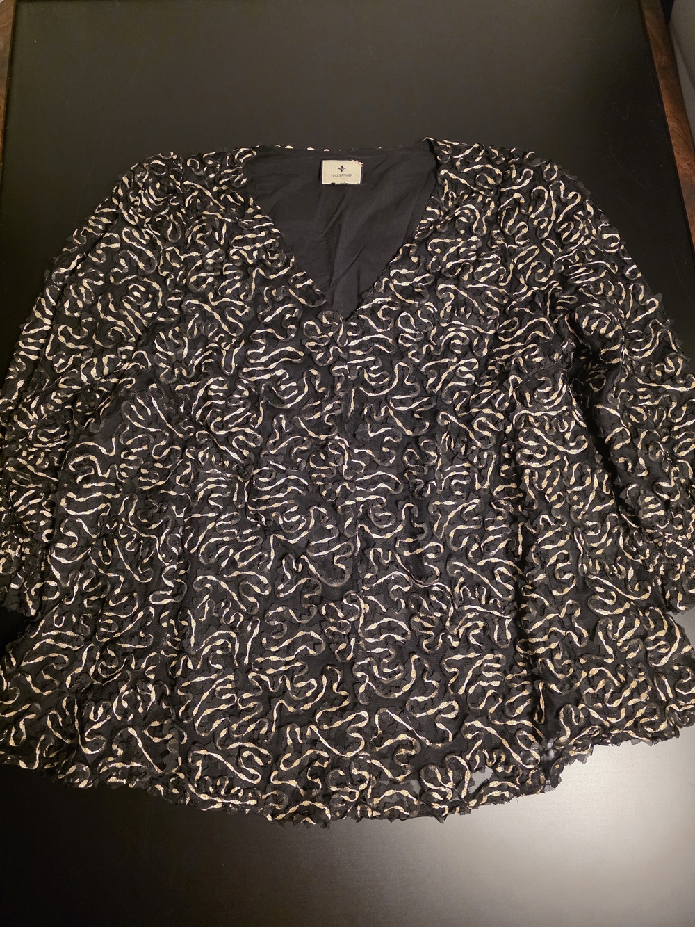 Tuckernuck V-Neck Metallic Swirl Long-Sleeve Women's Top - Black & Gold